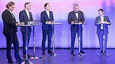 Hosty superdebaty jsou Petr Hlavá�ek (STAN), sou�asný primátor Zden�k H�ib...