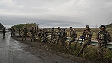 Ukrajin�tí vojáci odpo�ívají na bývalé ruské pozici v nedávno dobyté oblasti...