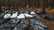 Exhumovaná těla z masového hrobu, objeveného v osvobozeném městě Izjum na... | na serveru Lidovky.cz | aktuální zprávy