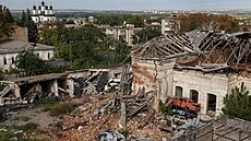 Zniené domy a auta ve mst Izjum na Ukrajin. (20. záí 2022)