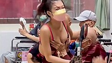 Tchajwanský peovatelský dm pro veterány svým klientm objednal striptérku.