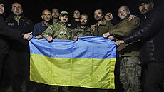 Ukrajintí vojáci proputni pi výmn zajatc mezi Ruskem a Ukrajinou. (21....