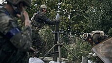 Ukrajinští vojáci připravují munici v nedávno osvobozením Kupjansku v...