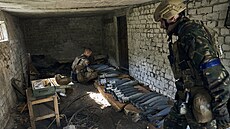 Ukrajintí vojáci pipravují munici v nedávno osvobozeném Kupjansku v...