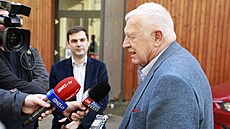 Exprezident Václav Klaus volí v Praze na Základní kole Klapkova. (23. záí...