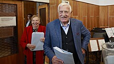 Exprezident Václav Klaus volí spolen s manelkou Livií v Praze na Základní...