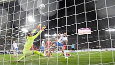 Český brankář Tomáš Vaclík inkasuje první gól v utkání Ligy národů ve Švýcarsku.