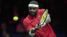 Frances Tiafoe zahrává bekhend bhem Laver Cupu.