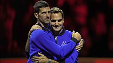 Novak Djokovi v objetí s Rogerem Federerem na Laver Cupu.