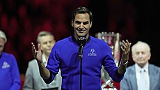 Roger Federer dkuje fanoukm na závreném ceremoniálu Laver Cupu.
