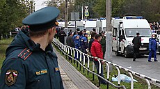 Zásah složek záchranářů a bezpečnostních sil v ruském Iževsku po střelbě v...