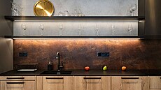 Skvle vynikne kovová textura v kuchyni, zejména díky osvtlení zabudovaném do...