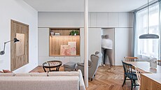 Nov� vzniklý obývací pokoj s kuchyní odd�luje od pracovny oboustrann� funk�ní...