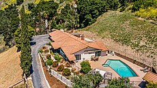 Letecký pohled na d�m, který stojí na konci p�íjezdové cesty. Jeho podobu si...