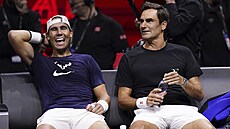 Hvězdní parťáci Roger Federer (vpravo) a Rafael Nadal jsou před pátečním duelem...