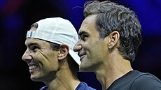 Rafael Nadal (vlevo) a Roger Federer pi tréninku v djiti Laver Cupu.
