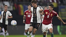 Ma�arský fotbalista Adam Nagy (vpravo) v souboji s Thomasem Müllerem z N�mecka.