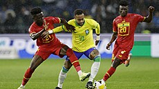 Brazilec Neymar proniká mezi Mohammedem Kudusem a Iddrisou Babou z Ghany.