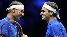 Roger Federer (vpravo) a Rafael Nadal v duelu s párem Jack Sock, Frances Tiafoe.