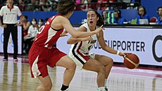 Francouzská basketbalistka Marine Fauthouxová (vpravo) bránná Juki Mijazawovou...
