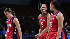 Americké basketbalistky (zleva) Sabrina Ionescuová, A'ja Wilsonová a Brionna...