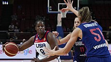 Americká basketbalistka Chelsea Grayová se snaí prosadit pes Srbku Minu...