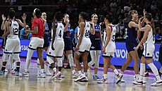 Americké basketbalistky po vítzném utkání se Srbskem.