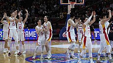 Basketbalistky íny se radují z výhry nad Francií.