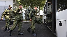 Ruští rekruti nastupují do autobusu v Krasnodaru. (25. 9. 2022)