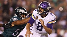 Quarterback Kirk Cousins (vpravo) v dresu Minnesota Vikings pod tlakem...