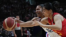 Americká basketbalistka Alyssa Thomasová (vlevo) a Dilana Dilixiatiová z Číny...