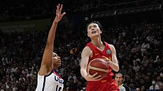 ínská basketbalistka Wang Si-ju (vpravo) útoí na americký ko kolem Betnijah...