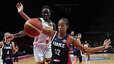 Francouzská basketbalistka Iliana Rupertová se snaí odstavit Siku Konéovou z...