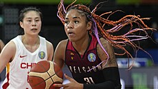 Belgická basketbalistka Maxuella Lisowa-Mbakaová v zápase s ínou