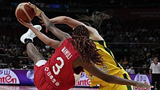 Japonská basketbalistka Stephanie Mawuliová (vlevo) a Marianna Toloová z...