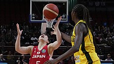 Japonská basketbalistka iori Jasumaová (vlevo) faulována Ezi Magbegorovou z...