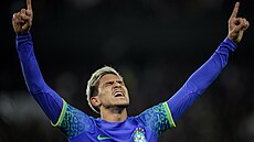 Brazilský fotbalista Pedro slaví gól proti Tunisku.