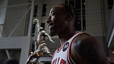 DeMar DeRozan z Chicago Bulls a nad ním vný Michael Jordan v soné podob.