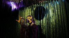 Zábr z imerzivní inscenace Musí se ít