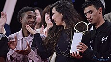 Kolumbijská re�isérka Laura Mora se raduje mezi herci Cristianem Campanou a...