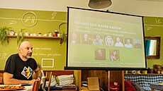 Lídr Zmny a Zelených v Hradci Králové Adam Záruba pi ekání na výsledky...