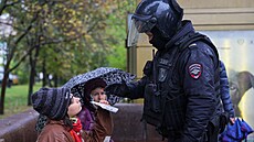 Ruská policie v Moskv kontroluje doklady protestujících proti Putinem...