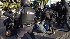 Ruská policie v Petrohradu zasahovala proti protestujícím proti vyhláené...