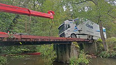 Kamion uvázl na dřevěném mostě přes řeku Mži na okraji osady Ústí u Kočova na...