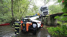 Dv specializované firmy vyproovaly kamion uvízlý na mostku v lese u Koova...