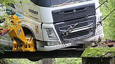 Dv specializované firmy vyproovaly kamion uvízlý na mostku v lese u Koova...