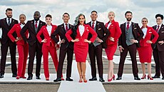 Zam�stnanci Virgin Atlantic demonstrují nový p�ístup aerolinek k oblékání.