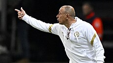 Francesco Calzona, kou� slovenských fotbalist�, gestikuluje b�hem zápasu Ligy...