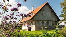 Barevná kombinace bílé a �edé barvy dává domu moderní nádech.