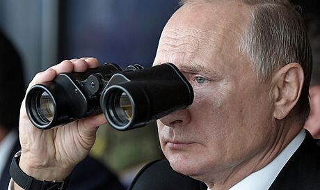 Ruský prezident Vladimir Putin sleduje vojenské cviení.